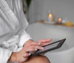 smart phone using in bathroom