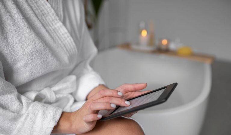 smart phone using in bathroom